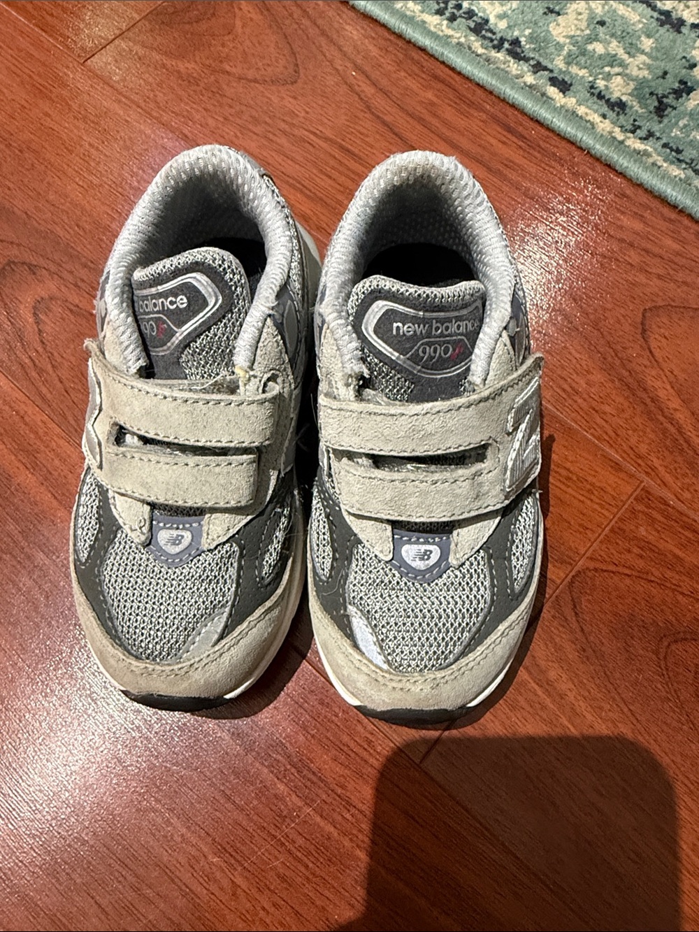 Boys new balance 990v6 Hook and Loop sneakers size 8